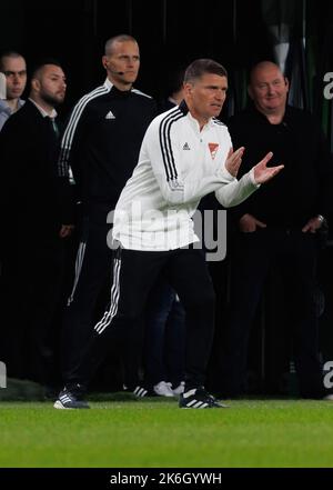 BUDAPEST, UNGARN - 9. OKTOBER: Srdan Blagojevic, Cheftrainer von DVSC, reagiert während des ungarischen OTP Bank Liga Spiels zwischen Ferencvarosi TC und DVSC in der Groupama Arena am 9. Oktober 2022 in Budapest, Ungarn. Stockfoto