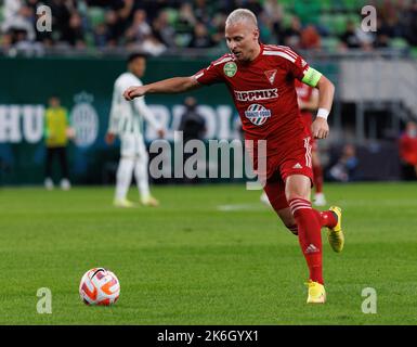 BUDAPEST, UNGARN - 9. OKTOBER: Balazs Dzsudzsak von DVSC läuft mit dem Ball während des ungarischen OTP Bank Liga Spiels zwischen Ferencvarosi TC und DVSC in der Groupama Arena am 9. Oktober 2022 in Budapest, Ungarn. Stockfoto