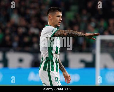 BUDAPEST, UNGARN - 9. OKTOBER: Muhamed Besic von Ferencvarosi TC reagiert während des ungarischen OTP Bank Liga Spiels zwischen Ferencvarosi TC und DVSC in der Groupama Arena am 9. Oktober 2022 in Budapest, Ungarn. Stockfoto