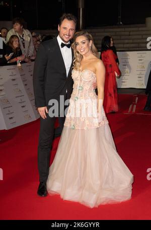 London, England. Großbritannien, 13/10/2022, James Bye und Amy Bowden nehmen am 13. Oktober 2022 in London, England, an den National Television Awards 2022 in der OVO Arena Wembley Teil. UK Foto von Gary Mitchell Kredit: Gary Mitchell, GMP Media/Alamy Live News Stockfoto