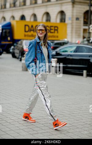 Street Style, Marianne Theodorsen Ankunft in Chloe Frühjahr Sommer 2023 Show, am Place Vendome, Paris, Frankreich, am 29.. September 2022 statt. Foto von Marie-Paola Bertrand-Hillion/ABACAPRESS.COM Stockfoto