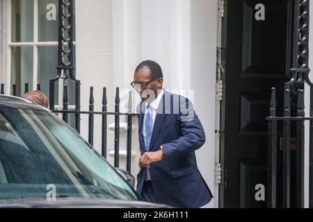 London, England, Großbritannien. 14. Oktober 2022. KWASI KWARTENG verlässt die 11 Downing Street nach seinem Rücktritt als Schatzkanzler (Foto: © Tayfun Salci/ZUMA Press Wire) Stockfoto