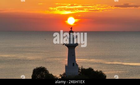 Peking, China. 26. September 2022. Luftaufnahme vom 26. September 2022 zeigt einen Leuchtturm am Hongze See bei Sonnenuntergang in der Stadt Huai'an, der ostchinesischen Provinz Jiangsu. Quelle: Wan Zhen/Xinhua/Alamy Live News Stockfoto