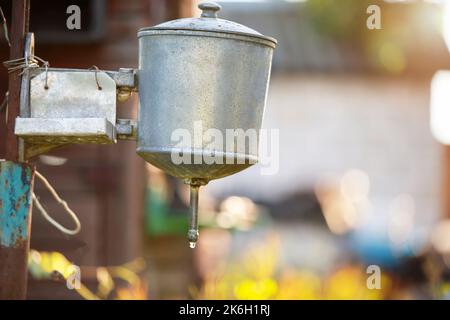 Handwaschbecken aus Metall im Retro-Stil. Stockfoto