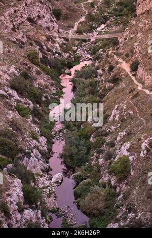 Blick auf die tibetische Brücke im Canyon nahe Matera in der Dämmerung Stockfoto