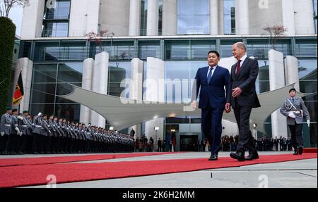 Berlin, Deutschland. 14. Oktober 2022. Luvsannamsrain Oyun-Erdene, Premierminister der Mongolei, wird vom deutschen Bundeskanzler Olaf Scholz (SPD, r) vor dem Bundeskanzleramt mit militärischen Ehren begrüßt. Quelle: Bernd von Jutrczenka/dpa/Alamy Live News Stockfoto