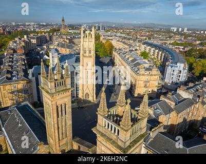 Luftaufnahme des Park Circus Glasgow mit den Trinity Towers im Vordergrund. Stockfoto