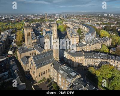 Luftaufnahme des Park Circus Glasgow mit den Trinity Towers im Vordergrund. Stockfoto