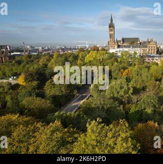 Blick vom Lord Roberts Memorial im Kelvingrove Park auf die University of Glasgow im Herbst. Stockfoto