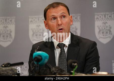 Detective Chief Superintendent Ian Hunter sprach auf einer Pressekonferenz in der Walton Hall auf dem Campus der Open University in Milton Keynes, nachdem die Polizei während forensischer Untersuchungen auf der Suche nach dem vermissten Teenager Leah Croucher menschliche Überreste in Loxbeare Drive, Furzton und Milton Keynes identifiziert hatte. Neil Maxwell, der sich im April 2019 selbst getötet hat, wurde als Hauptverdächtiger bei der Tötung der 19-jährigen Leah bezeichnet, die im Februar 2019 zu Fuß zur Arbeit verschwand. Bilddatum: Freitag, 14. Oktober 2022. Stockfoto