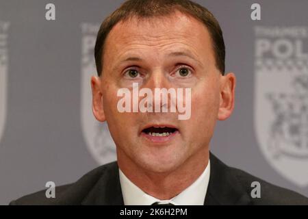 Detective Chief Superintendent Ian Hunter sprach auf einer Pressekonferenz in der Walton Hall auf dem Campus der Open University in Milton Keynes, nachdem die Polizei während forensischer Untersuchungen auf der Suche nach dem vermissten Teenager Leah Croucher menschliche Überreste in Loxbeare Drive, Furzton und Milton Keynes identifiziert hatte. Neil Maxwell, der sich im April 2019 selbst getötet hat, wurde als Hauptverdächtiger bei der Tötung der 19-jährigen Leah bezeichnet, die im Februar 2019 zu Fuß zur Arbeit verschwand. Bilddatum: Freitag, 14. Oktober 2022. Stockfoto