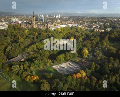 Luftaufnahme der Kelvingrove Art Gallery and Museum und der University of Glasgow mit dem Bandstand und dem Skatepark im Kelvingrove Park an einem sonnigen Herbst. Stockfoto