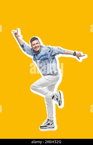 Junger Mann in Denim-Kleidung springen und tanzen. Stockfoto
