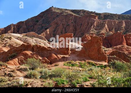 Atemberaubende Landschaft des Fairy Tale Canyon, auch bekannt als Skazka Red Rock Formations of Sandstone in der Nähe des Issyk-Kul Sees. Kirgisistan. Zentralasien Stockfoto