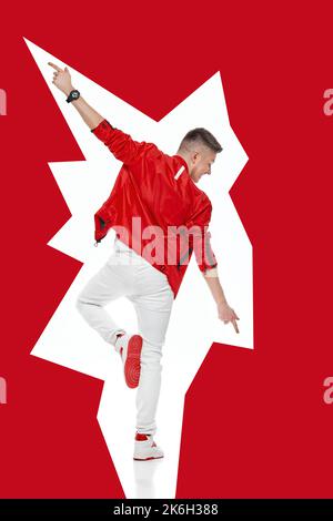 Junger Mann in Denim-Kleidung springen und tanzen. Stockfoto
