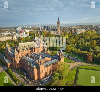 Luftaufnahme der Kelvingrove Art Gallery und des Museums mit der University of Glasgow und dem Kelvingrove Park im Herbst. Stockfoto