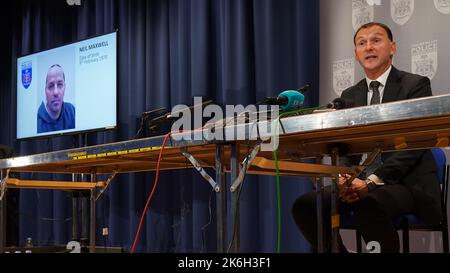 Detective Chief Superintendent Ian Hunter sprach auf einer Pressekonferenz in der Walton Hall auf dem Campus der Open University in Milton Keynes, nachdem die Polizei während forensischer Untersuchungen auf der Suche nach dem vermissten Teenager Leah Croucher menschliche Überreste in Loxbeare Drive, Furzton und Milton Keynes identifiziert hatte. Neil Maxwell (auf dem Bildschirm abgebildet), der sich im April 2019 selbst getötet hat, wurde als Hauptverdächtiger bei der Tötung der 19-jährigen Leah bezeichnet, die im Februar 2019 bei einem Spaziergang zur Arbeit verschwand. Bilddatum: Freitag, 14. Oktober 2022. Stockfoto