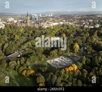 Luftaufnahme der Kelvingrove Art Gallery and Museum und der University of Glasgow mit dem Bandstand und dem Skatepark im Kelvingrove Park an einem sonnigen Herbst. Stockfoto