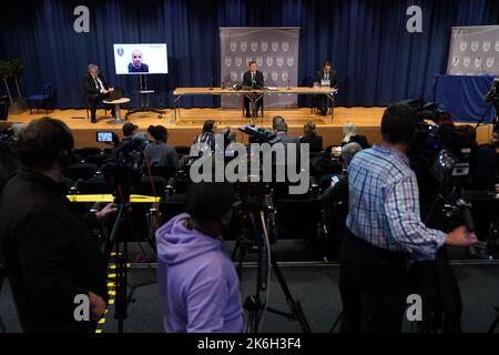 Detective Chief Superintendent Ian Hunter (Mitte) sprach bei einer Pressekonferenz in Walton Hall auf dem Campus der Open University in Milton Keynes, nachdem die Polizei bei der Suche nach dem vermissten Teenager Leah Croucher menschliche Überreste in Loxbeare Drive, Furzton und Milton Keynes identifiziert hatte. Neil Maxwell (auf dem Bildschirm abgebildet), der sich im April 2019 selbst getötet hat, wurde als Hauptverdächtiger bei der Tötung der 19-jährigen Leah bezeichnet, die im Februar 2019 bei einem Spaziergang zur Arbeit verschwand. Bilddatum: Freitag, 14. Oktober 2022. Stockfoto