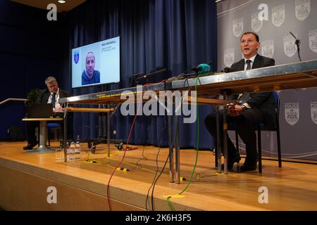 Detective Chief Superintendent Ian Hunter sprach auf einer Pressekonferenz in der Walton Hall auf dem Campus der Open University in Milton Keynes, nachdem die Polizei während forensischer Untersuchungen auf der Suche nach dem vermissten Teenager Leah Croucher menschliche Überreste in Loxbeare Drive, Furzton und Milton Keynes identifiziert hatte. Neil Maxwell (auf dem Bildschirm abgebildet), der sich im April 2019 selbst getötet hat, wurde als Hauptverdächtiger bei der Tötung der 19-jährigen Leah bezeichnet, die im Februar 2019 bei einem Spaziergang zur Arbeit verschwand. Bilddatum: Freitag, 14. Oktober 2022. Stockfoto