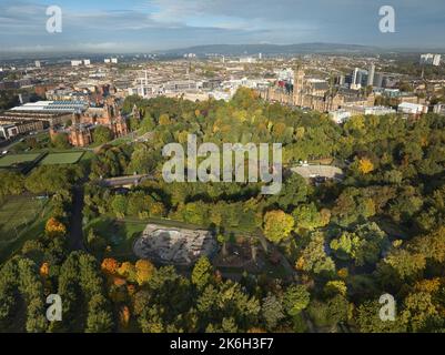 Luftaufnahme der Kelvingrove Art Gallery and Museum und der University of Glasgow mit dem Bandstand und dem Skatepark im Kelvingrove Park an einem sonnigen Herbst. Stockfoto