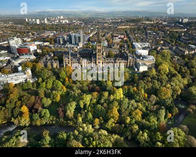 Luftaufnahme der University of Glasgow mit dem Kelvingrove Park und dem Fluss Kelvin mit neuer Campusentwicklung auf LHS. Stockfoto