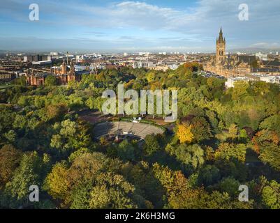 Luftaufnahme der University of Glasgow mit dem Bandstand im Kelvingrove Park im Vordergrund. Stockfoto