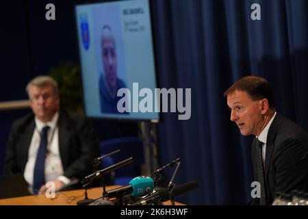 Detective Chief Superintendent Ian Hunter sprach auf einer Pressekonferenz in der Walton Hall auf dem Campus der Open University in Milton Keynes, nachdem die Polizei während forensischer Untersuchungen auf der Suche nach dem vermissten Teenager Leah Croucher menschliche Überreste in Loxbeare Drive, Furzton und Milton Keynes identifiziert hatte. Neil Maxwell, der sich im April 2019 selbst getötet hat, wurde als Hauptverdächtiger bei der Tötung der 19-jährigen Leah bezeichnet, die im Februar 2019 zu Fuß zur Arbeit verschwand. Bilddatum: Freitag, 14. Oktober 2022. Stockfoto