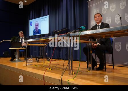 Detective Chief Superintendent Ian Hunter (rechts) sprach bei einer Pressekonferenz in Walton Hall auf dem Campus der Open University in Milton Keynes, nachdem die Polizei bei der Suche nach dem vermissten Teenager Leah Croucher menschliche Überreste in Loxbeare Drive, Furzton und Milton Keynes identifiziert hatte. Neil Maxwell (auf dem Bildschirm abgebildet), der sich im April 2019 selbst getötet hat, wurde als Hauptverdächtiger bei der Tötung der 19-jährigen Leah bezeichnet, die im Februar 2019 bei einem Spaziergang zur Arbeit verschwand. Bilddatum: Freitag, 14. Oktober 2022. Stockfoto