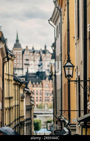 Eine vertikale Aufnahme der engen Priesterstraße mit Lampen in Stockholm, Schweden Stockfoto