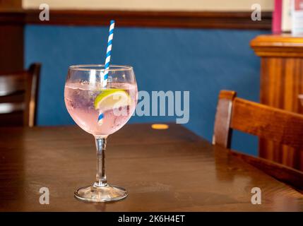 Ein Glas Gin und Tonic farbenfroher Cocktail, serviert in einem alten schottischen Pub, und trinken Gin in Edinburgh, Großbritannien Stockfoto