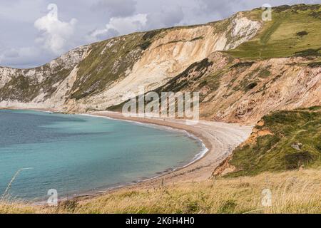 Worbarrow Bay ist eine große, breite und flache Bucht östlich von Lulworth Cove, Isle of Purbeck, Dorset, England und nur einen kurzen Spaziergang vom Tyneham Village entfernt Stockfoto