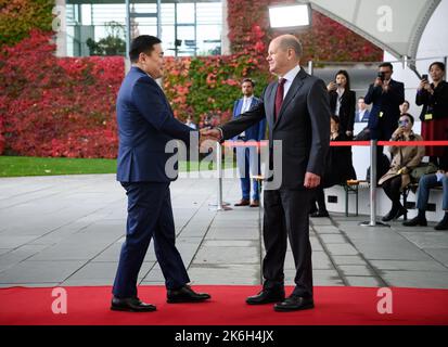 Berlin, Deutschland. 14. Oktober 2022. Luvsannamsrain Oyun-Erdene, Premierminister der Mongolei, wird vom deutschen Bundeskanzler Olaf Scholz (SPD, r) vor dem Bundeskanzleramt mit militärischen Ehren begrüßt. Quelle: Bernd von Jutrczenka/dpa/Alamy Live News Stockfoto