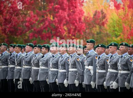 Berlin, Deutschland. 14. Oktober 2022. Soldaten der Ehrenformation des Garde-Bataillons der Bundeswehr begrüßen Bundeskanzler Scholz mit militärischen Ehren vor dem Bundeskanzleramt, bevor sie den Premierminister der Mongolei begrüßen. Quelle: Bernd von Jutrczenka/dpa/Alamy Live News Stockfoto