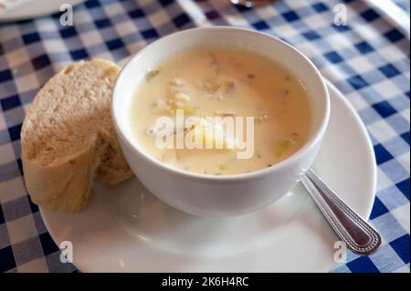 Traditionelle schottische weiße Cremesuppe, cullen-Skink aus geräuchertem Paddock-Fisch, Kartoffeln, Karotten und Lauch, Schottland Stockfoto