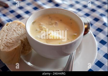Traditionelle schottische weiße Cremesuppe, cullen-Skink aus geräuchertem Paddock-Fisch, Kartoffeln, Karotten und Lauch, Schottland Stockfoto