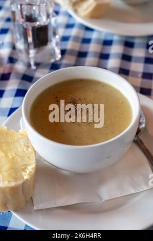 Traditionelles schottisches vegetarisches Essen für Arbeiter, Kartoffelsuppe mit Lauch, serviert im ältesten Gastro-Pub von Edinburgh, Schottland Stockfoto