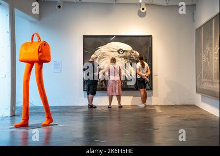 Bag Walking von Erwin Wurm in der Ståhl Collection in Norrköping, Schweden Stockfoto