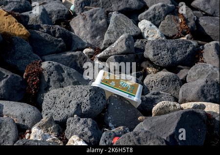 Müll und Plastik wurden am Souillac Beach, Mauritius, gespült Stockfoto