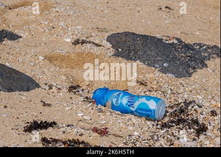 Müll und Plastik wurden am Souillac Beach, Mauritius, gespült Stockfoto