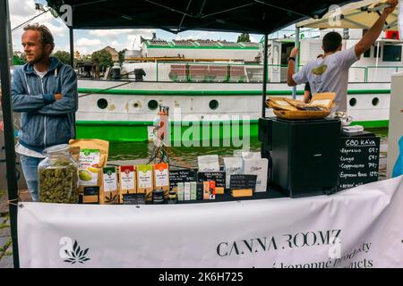 Prag, Tschechische Republik, man Clerk, Arbeit, Marihuana-Shop, Hanfpflanzen auf der Street River Quay, Shopping, Geschäft, legale Drogen, Cannabisladen Stockfoto