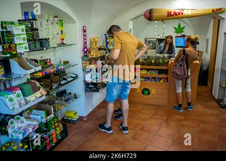 Prag, Tschechische Republik, Menschen einkaufen im Marihuana-Laden, Cannabisladen Stockfoto