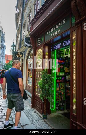 Prag, Tschechische Republik, Mann, der im Marihuana-Shop sucht, Hanfpflanzen auf der Straße, Einkaufen, Laden, legale Drogen, Cannabisladen Stockfoto