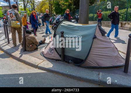 Paris, Frankreich, Obdachloser Mann, der im Zelt auf dem Bürgersteig lebt, Menschenmengen, die vorbeigehen, (in der Nähe von Jardin des Plantes) Stockfoto