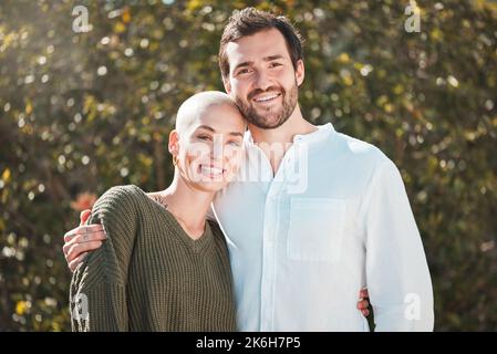 Die Liebe lebt sehr. Beschnittenes Porträt eines liebevollen jungen Paares im Freien. Stockfoto