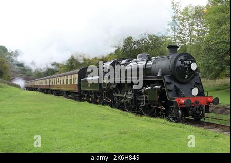 76017 eine Standard-Klasse 4MT, die aus einem Tunnel auf einer Heritage-Eisenbahn hervorgeht. Stockfoto