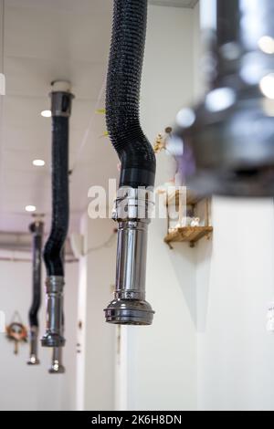 Motorhaubenausrüstung über den Sitzplätzen in der Kebab-Werkstatt Stockfoto