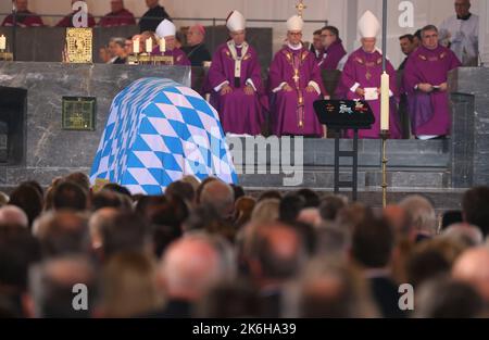 Bayern, Würzburg: Am 14. Oktober 2022 wird im Dom der Sarg der verstorbenen ehemaligen bayerischen landtagspräsidentin Barbara Stamm (CSU) während eines Traueraktes angelegt. Foto: Karl-Josef Hildenbrand/dpa Pool/dpa Stockfoto