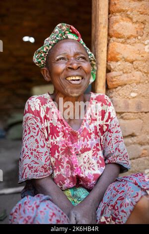 Kabugho Lucia (60) LWR REAL Projekt – Kasese District, Uganda, Ostafrika. 11. Juni 2021 – Foto von Jake Lyell. Stockfoto