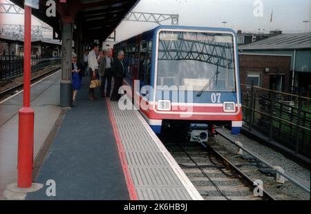 Passagiere steigen einen Monat nach der Eröffnung in einen der 11 fahrerlosen P86-Züge der automatisierten Londoner Docklands Light Railway am Bahnhof Stratford ein. Stockfoto